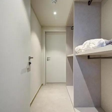 Mercury 318 - 2x Pool Cards Access & Shopping Mall