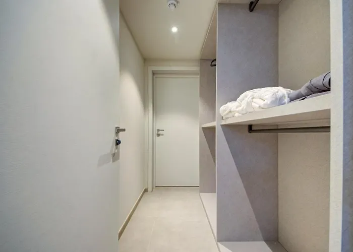 Mercury 318 - 2x Pool Cards Access & Shopping Mall